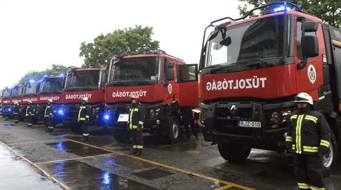 26 új tűzoltóautót kapott a Katasztrófavédelem