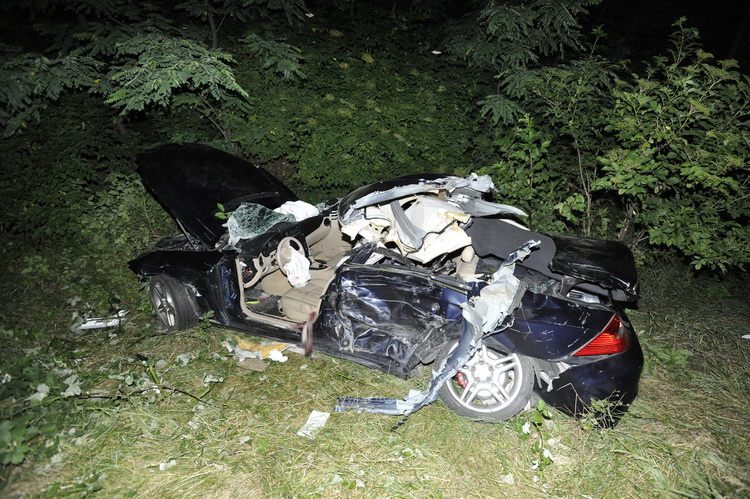 Budapest, 2019. június 19.
Összeroncsolódott személyautó az M0-s autópályánál Érdnél, az M7-es autópálya felől az M5-ös irányába haladó oldalon, ahol egy, a leállósávon tartózkodó férfit ütöttek el 2019. június 18-án. A balesetben a férfi életét vesztette; az ütközésnek további három sérültje van.
MTI/Mihádák Zoltán