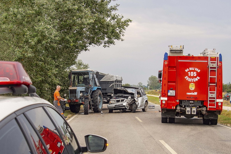 Soltvadkert, 2019. szeptember 7.
Összeroncsolódott személygépkocsi, amely előzés után egy út menti fának ütközött, majd visszapattant az útra az 54-es főúton Soltvadkert és Bócsa között 2019. szeptember 7-én. A balesetben az autó sofőrje meghalt.
MTI/Donka Ferenc