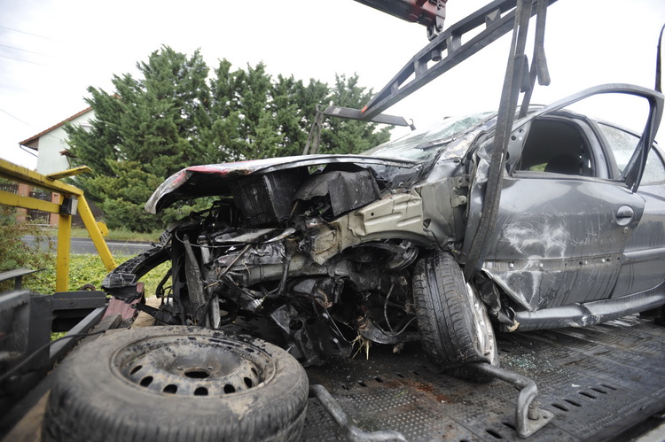 Budapest, 2019. szeptember 7.
Elszállítanak egy személygépkocsit, amely villanyoszlopnak ütközött majd felborult a főváros XXIII. kerületében, a Majori úton 2019. szeptember 7-én. Az autó vezetője meghalt. A balesettel összefüggésben a rendőrök intézkedtek egy másik autó sofőrjével szemben, akinél felmerült az alkoholfogyasztás gyanúja, ezért mintavételre előállították.
MTI/Mihádák Zoltán
