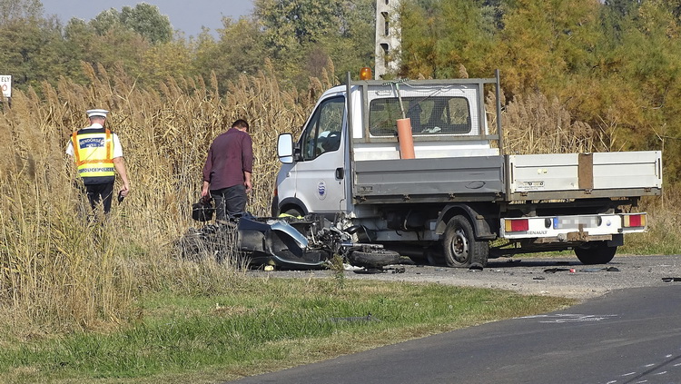 Szatymaz, 2019. október 25.
Ütközésben összetört motorkerékpár Szatymaz közelében 2019. október 25-én. A balesetben a motoros egy kisteherautóval ütközött össze. A motoros életét vesztette.
MTI/Donka Ferenc
