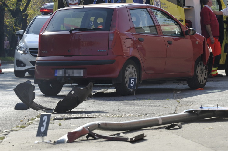 Budapest, 2019. október 25.
Ütközésben összetört személygépkocsi a XIII. kerületben, az Üllői út és Petőfi utca kereszteződésében 2019. október 25-én. A balesetben két autó ütközött össze. Az egyik sofőr vélhetően a baleset előtt rosszul lett, a mentők megpróbálták újraéleszteni, de már nem tudták megmenteni az életét.
MTI/Mihádák Zoltán