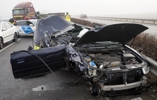 Győr, 2019. február 10.
Összetört személygépkocsi, miután kisteherautóval ütközött Győr közelében, az M1-es autópálya 110-es kilométerénél, a Hegyeshalom felé vezető oldalon 2019. február 10-én. A balesetben a személyautó két utasa meghalt.
MTI/Krizsán Csaba