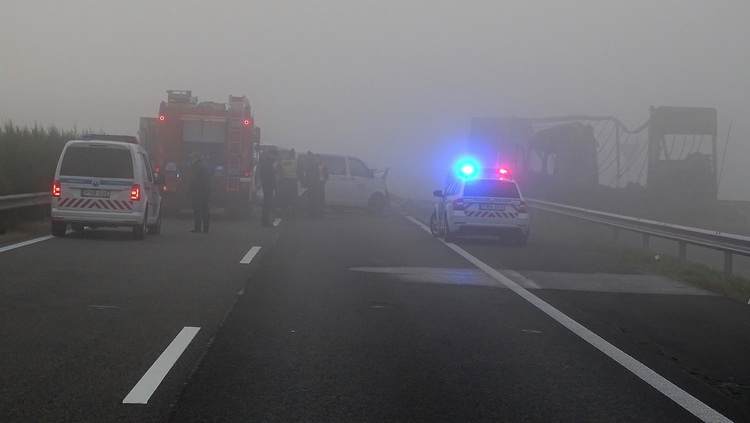 Kistelek, 2019. október 28.
Helyszínelés az M5-ös autópályán Kistelek közelében, a 146-os kilométerszelvényében 2019. október 28-án. A balesetben egy Budapest felé tartó kamion ütközött két személyautóval. A kamion eddig ismeretlen okból átszakította a szalagkorlátot és a szembejövő sávokban érkező két személyautóval ütközött. A két autó kigyulladt, a benne utazók a helyszínen meghaltak.
MTI/Donka Ferenc