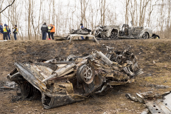 Mezőörs, 2019. március 10.
Kiégett személygépkocsik, miután frontálisan ütköztek a 81-es úton, Mezőörsnél 2019. március 10-én. Az üközés után az autók kigyulladtak, a balesetben hét ember, köztük két gyermek életét vesztette.
MTI/Krizsán Csaba