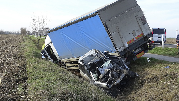 Békéscsaba, 2019. november 19.
Ütközésben összetört kamion és személygépkocsi Békéscsaba külterületén, a 44-es főúton 2019. november 19-én. A balesetben a személyautó vezetője életét vesztette.
MTI/Donka Ferenc