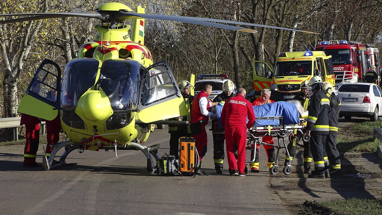 Szarvas, 2019. november 17.
Mentőhelikopterhez visznek egy autóbalesetben súlyosan megsebesült férfit Szarvas határában 2019. november 17-én. A gépjármű egy kanyarban áttért a szemközti sávba, majd az út szélén több fának is nekiütközött.
MTI/Donka Ferenc