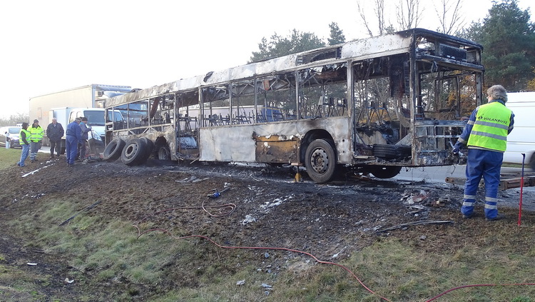 Inárcs, 2019. november 14.
Kiégett autóbusz az M5 autópályán Inárcsnál 2019. november 14-én. A balesetben senki nem sérült meg.
MTI/Donka Ferenc