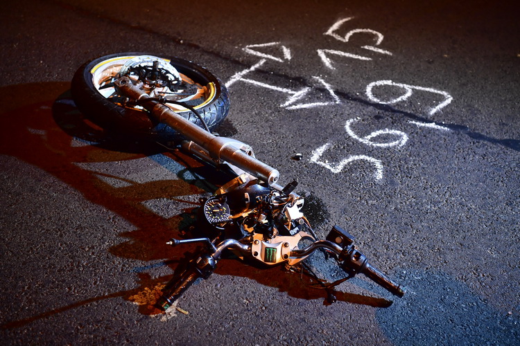 Debrecen, 2019. november 10.
Kettészakadt motorkerékpár egyik darabja Debrecenben, a Kassai úton, miután a jármű személygépkocsival ütközött 2019. november 9-én. A balesetben a motor vezetője és utasa a helyszínen életét vesztette.
MTI/Czeglédi Zsolt