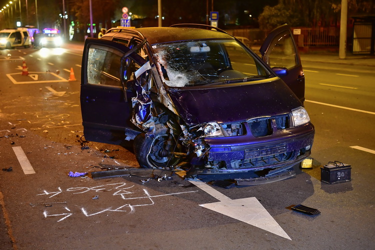 Debrecen, 2019. november 10.
Összeroncsolódott személyautó Debrecenben, a Kassai úton miután a jármű motorkerékpárral ütközött 2019. november 9-én. A balesetben a motor kettészakadt, annak vezetője és utasa a helyszínen életét vesztette.
MTI/Czeglédi Zsolt