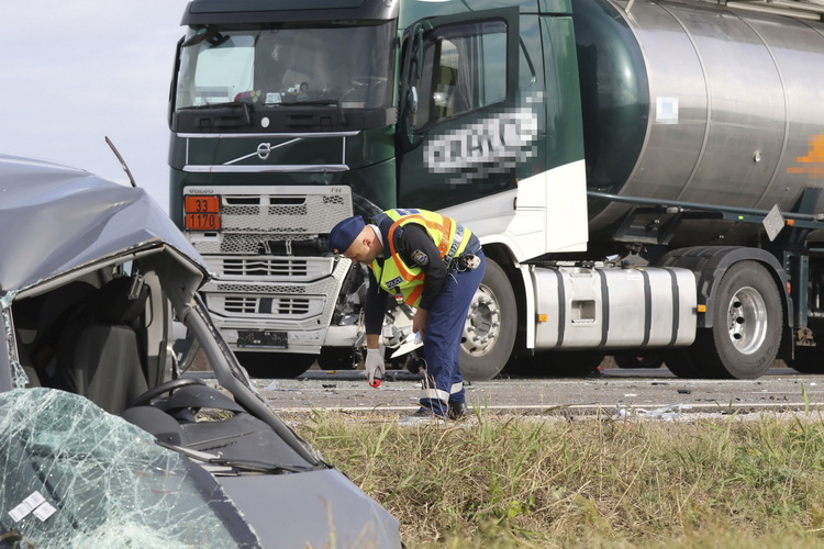 Szolnok, 2019. november 5.
Rendőr helyszínel összeroncsolódott személyautó és sérült kamion mellett Szolnokon, a 4-es út 102-es kilométerénél 2019. november 5-én. A két gépjármű összeütközött; a balesetben a személygépkocsi sofőrje és utasa a helyszínen életét vesztette.
MTI/Mészáros János