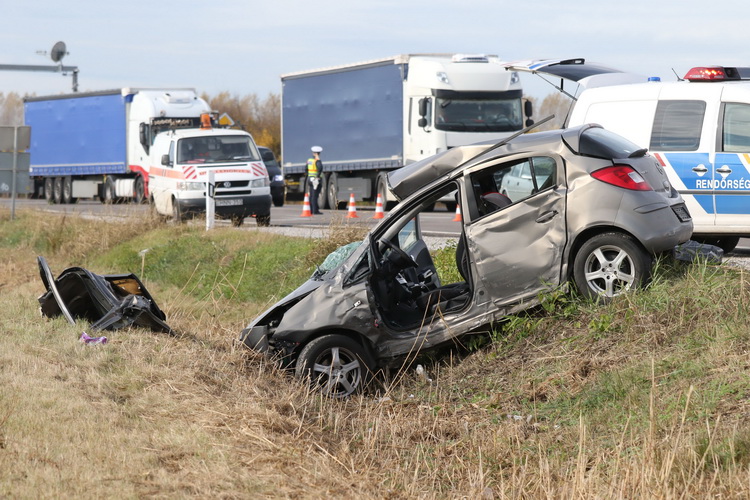 Szolnok, 2019. november 5.
Összeroncsolódott személyautó Szolnokon, a 4-es út 102-es kilométerénél 2019. november 5-én. A gépjármű összeütközött egy kamionnal; a balesetben a személygépkocsi sofőrje és utasa a helyszínen életét vesztette.
MTI/Mészáros János