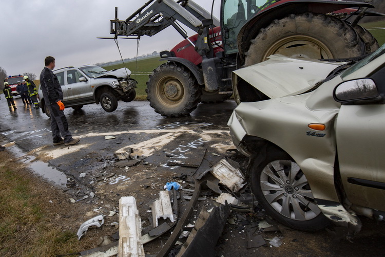 Tapsony, 2020. január 20.
Ütközésben összetört személygépkocsik Tapsony külterületén, a 6803-as számú út első kilométerszelvényében 2020. január 20-án. A balesetben két személygépkocsi frontálisan összeütközött, az egyik sofőr, egy tapsonyi férfi olyan súlyos sérüléseket szenvedett, hogy a helyszínen életét vesztette.
MTI/Varga György