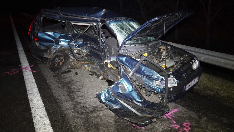 Budapest, 2019. december 13.
Ütközésben összetört személygépkocsi az M5-ös autópályán, Petőfiszállásnál 2019. december 14-én. A Szeged felé vezető oldalon, a 125-ös kilométernél történt balesetben két autó összeütközött. Az elsődleges információk szerint egy férfi életét vesztette.
MTI/Donka Ferenc