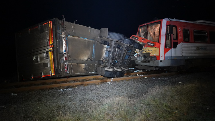 Kunszentmárton, 2019. december 15.
Ütközés következtében összeroncsolódott nyerges vontató és személyvonat a 45-ös főúton, Kunszentmárton térségében, a vasúti átjáróban 2019. december 15-én. A fénysorompó a baleset idején jól működött, a közút felé tiltó jelzést mutatott. A balesetben nem sérült meg senki.
MTI/Donka Ferenc