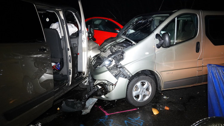 Táborfalva, 2019. december 21.
Sérült autók az M5-ös autópályán, Táborfalva közelében, ahol összeütközött két személygépkocsi és két mikrobusz 2019. december 20-án. A balesetben hárman megsérültek.
MTI/Donka Ferenc