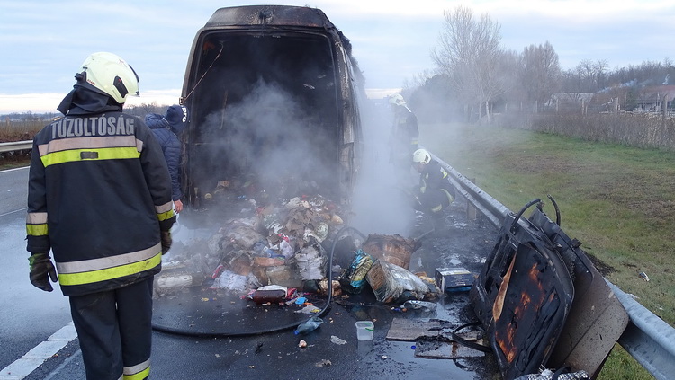 Kecskemét, 2019. december 27.
Kigyulladt és teljesen kiégett kisteherautó az M5-ös autópályán Kecskemét határában 2019. december 27-én. A Romániából Németországba tartó, vendégmunkásokat és élelmiszert szállító jármű utasai közül senki sem sérült meg.
MTI/Donka Ferenc