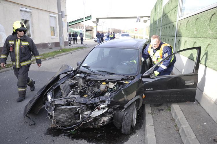 Budapest, 2019. december 28.
Összeroncsolódott személygépkocsi a főváros XX. kerületében, a Nagykőrösi úton 2019. december 28-án. Az autó lesodródott az úttestről és egy út menti ház falának ütközött. A baleset következtében a gépkocsi vezetője kiesett a járműből, a mentők súlyos, életveszélyes sérülésekkel vitték kórházba.
MTI/Mihádák Zoltán