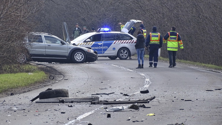 Hódmezővásárhely, 2020. február 15.
Rendőrségi helyszínelés Hódmezővásárhely és Szikáncs között, ahol összeütközött egy személygépkocsi és egy motorkerékpár 2020. február 15-én. A balesetben a motoros meghalt.
MTI/Donka Ferenc