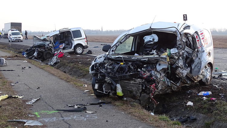 Szolnok, 2020. február 17.
Ütközésben összetört autók a 4-es főút Szolnokot elkerülő szakaszán 2020. február 17-én. A járművek egy kamionnal ütköztek össze, a balesetben ketten súlyosan megsérültek.
MTI/Donka Ferenc