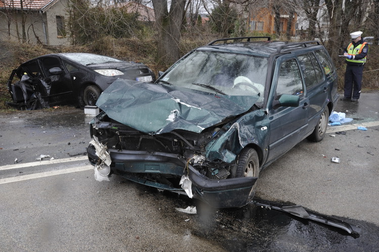Páty, 2020. február 26.
Ütközésben összetört személygépkocsik Páty határában 2020. február 26-án. A balesetben egy személy életveszélyesen, kettő súlyosan megsérült.
MTI/Mihádák Zoltán