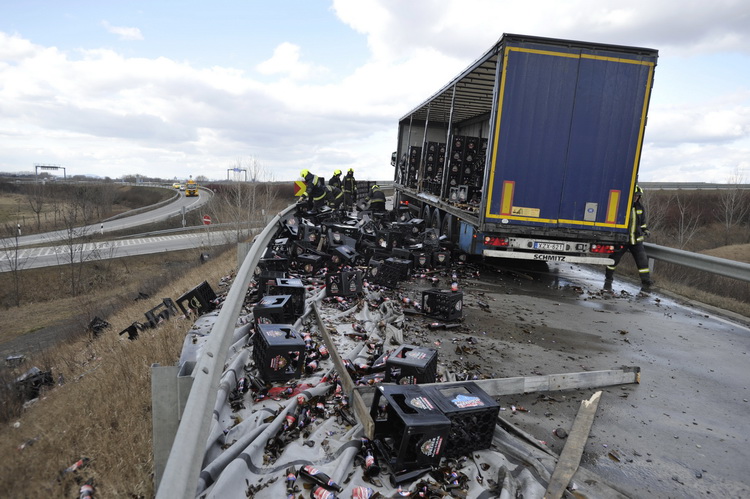 Budapest, 2020. február 27.
Tűzoltók takarítják fel és pakolják egy sörszállító kamion leborult rakományát az M0-ás autóútról az M4-es autópályára vezető felhajtónál Budapest határában 2020. február 27-én. A teli palackokkal megrakott sörösrekeszek vélhetően nem megfelelően voltak rögzítve a jármű rakterében. A balesetben senki nem sérült meg.
MTI/Mihádák Zoltán