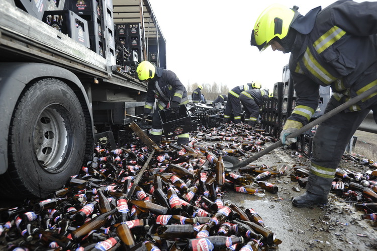 Budapest, 2020. február 27.
Tűzoltók takarítják fel és pakolják egy sörszállító kamion leborult rakományát az M0-ás autóútról az M4-es autópályára vezető felhajtónál Budapest határában 2020. február 27-én. A teli palackokkal megrakott sörösrekeszek vélhetően nem megfelelően voltak rögzítve a jármű rakterében. A balesetben senki nem sérült meg.
MTI/Mihádák Zoltán