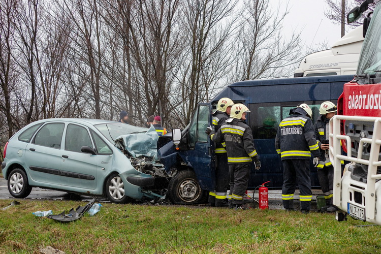 Kiskunhalas, 2020. március 3.
Összeroncsolódott gépjárművek az 53-as főúton Kiskunhalas közelében 2020. március 3-án. Három gépjármű - kamion, kisteherautó és személyautó - összeütközött a főúton, a balesetben hatan megsérültek.
MTI/Donka Ferenc