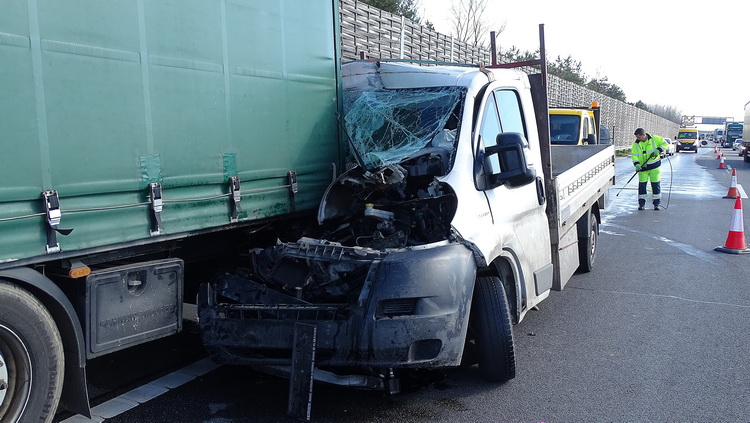 Kecskemét, 2020. március 5.
Ütközésben összetört kisteherautó és kamion az M5-ös autópályán Kecskemét határában 2020. március 5-én. A kisteherautó az előtte haladó kamionba rohant. A balesetben a kisteherautó egyedül utazó sofőrje sérült meg, őt a mentők kórházba vitték.
MTI/Donka Ferenc