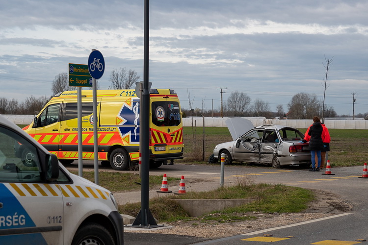 Domaszék, 2020. március 3.
Ütközésben összetört személygépkocsi az 55-ös úton, Domaszéken 2020. március 3-án. Az autó egy tehergépjárművel ütközött össze, a balesetben egy ember életét vesztette.
MTI/Donka Ferenc