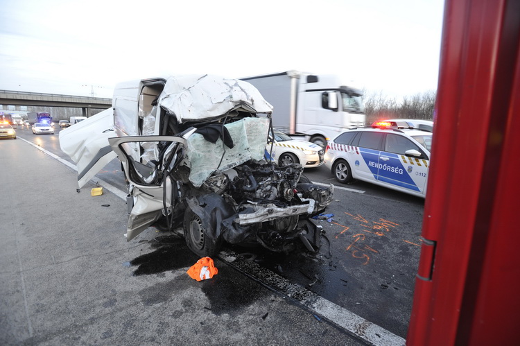 Budapest, 2020. március 10.
Összeroncsolódott kisteherautó az M0-ás autóúton, a XXIII. kerület térségében 2020. március 10-én. A gépjármű egy kamionnal ütközött össze, a balesetben a kisteherautó vezetője meghalt.
MTI/Mihádák Zoltán