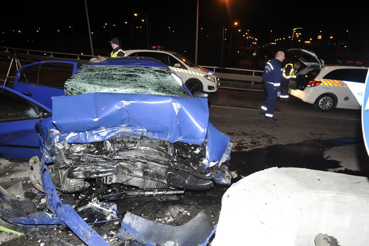 Budapest, 2020. március 22.
Összeroncsolódott személygépkocsi Budapesten, a Kacsóh Pongrác úti felüljárón, miután biztonsági terelőnek ütközött 2020. március 22-én. A balesetben az autó vezetője meghalt.
MTI/Mihádák Zoltán
