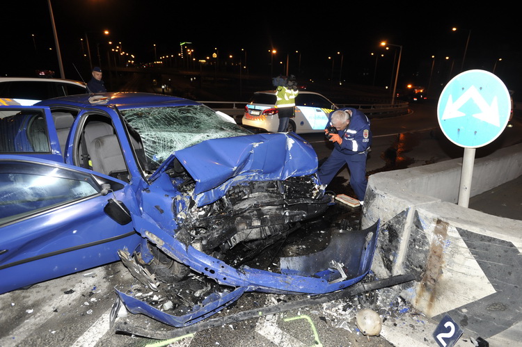 Budapest, 2020. március 22.
Összeroncsolódott személygépkocsi Budapesten, a Kacsóh Pongrác úti felüljárón, miután biztonsági terelőnek ütközött 2020. március 22-én. A balesetben az autó vezetője meghalt.
MTI/Mihádák Zoltán
