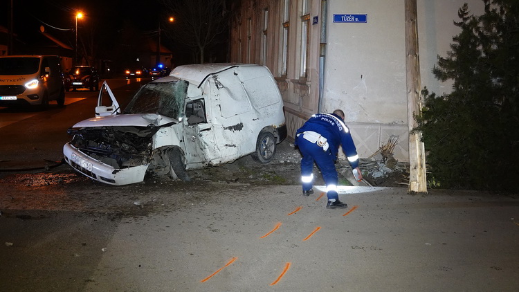 Nagykőrös, 2020. március 20.
Összeroncsolódott személyautó mellett helyszínel egy rendőr Nagykőrösön 2020. március 19-én este, miután a jármű oszlopnak, majd egy lakóház falának csapódott. Az autót vezető 21 éves férfi a helyszínen meghalt, egy másik, ugyancsak az autóban utazó embert súlyos sérülésekkel vittek kórházba.
MTI/Donka Ferenc