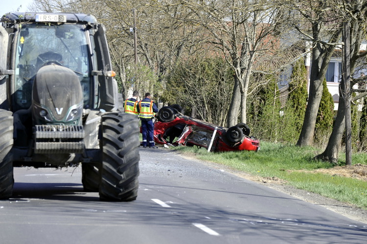 Galgaguta, 2020. április 17.
Ütközésben összetört személygépkocsi a Nógrád megyei Galgagután 2020. április 17-én. Az autó egy traktorral ütközött, majd felborult. Az autóban négyen utaztak, egyikük beszorult a járműbe, és bár a berceli tűzoltók feszítővágóval kimentették, a helyszínen életét vesztette. Hárman könnyebben sérültek meg a balesetben.
MTI/Mihádák Zoltán