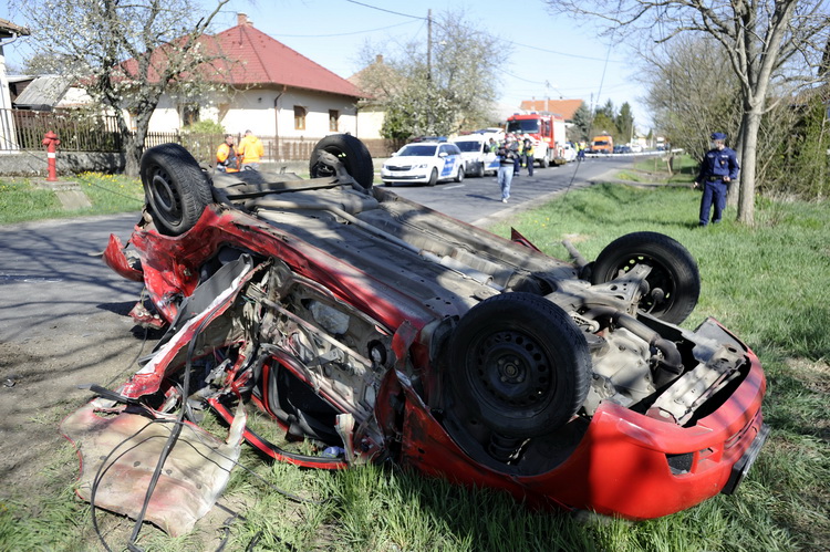 Galgaguta, 2020. április 17.
Ütközésben összetört személygépkocsi a Nógrád megyei Galgagután 2020. április 17-én. Az autó egy traktorral ütközött, majd felborult. Az autóban négyen utaztak, egyikük beszorult a járműbe, és bár a berceli tűzoltók feszítővágóval kimentették, a helyszínen életét vesztette. Hárman könnyebben sérültek meg a balesetben.
MTI/Mihádák Zoltán