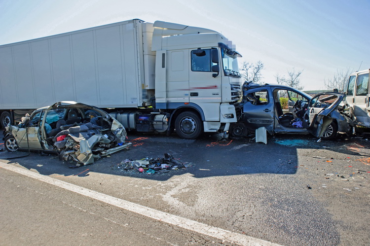 Bag, 2020. április 20.
Összeroncsolódott gépjárművek az M3-as autópálya Budapest felé vezető oldalán a 42-es kilométernél, Bagnál, ahol két személyautó, egy tehergépkocsi és egy kisteherautó összeütközött 2020. április 20-án. A balesetben többen megsérültek.
MTI/MTI Fotószerkesztőség/Lakatos Péter