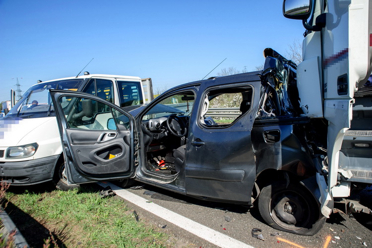 Bag, 2020. április 20.
Összeroncsolódott gépjárművek az M3-as autópálya Budapest felé vezető oldalán a 42-es kilométernél, Bagnál, ahol két személyautó, egy tehergépkocsi és egy kisteherautó összeütközött 2020. április 20-án. A balesetben többen megsérültek.
MTI/Lakatos Péter