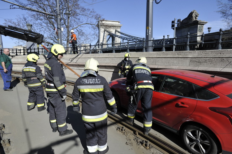 Budapest, 2020. április 10.
Tűzoltók mentenek egy személygépkocsit, amely a villamosalagútba hajtott a Lánchíd budai hídfőjénél 2020. április 10.
MTI/Mihádák Zoltán