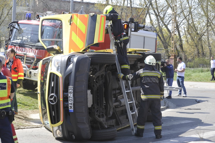 Budapest, 2020. április 8.
Tűzoltók felborult mentőautónál a főváros XIV. kerületében, az Egressy út és Miskolci utca kereszteződésében 2020. április 8-án. A mentőautó előzőleg összeütközött egy személyautóval, a balesetnek sérültje is van.
MTI/Mihádák Zoltán