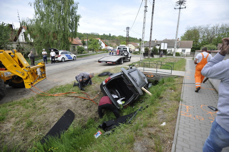 Bénye, 2020. május 13.
Összeroncsolódott személyautó Bényén, miután a gépjárművet vezető 26 éves férfi autójával az árokba csúszott és egy gépkocsibejáró hídjának ütközött 2020. május 13-án. A balesetben a sofőr meghalt.
MTI/Mihádák Zoltán