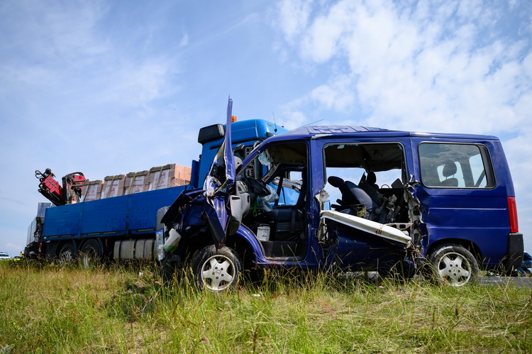 Balatonkenese, 2020. május 28.
Összetört kisbusz és tehergépkocsi, miután összeütköztek Balatonkenese külterületén, a 710-es főúton 2020. május 28-án. A mikrobuszban öten meghaltak, négyen megsérültek.
MTI/Vasvári Tamás