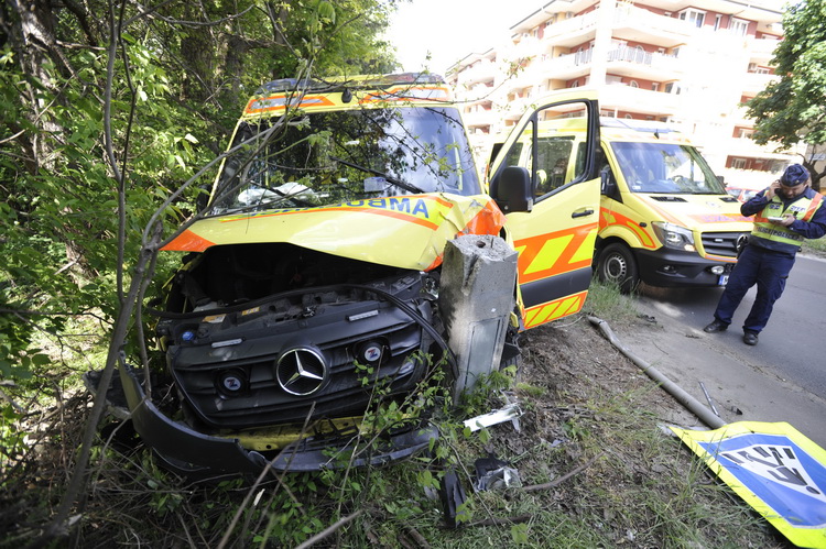Budapest, 2020. május 6.
Összeroncsolódott mentőautó a XVIII. kerületi Nemes utcában, miután összeütközött egy személygépkocsival 2020. május 6-án. A mentők három személyt kórházba vittek.
MTI/Mihádák Zoltán