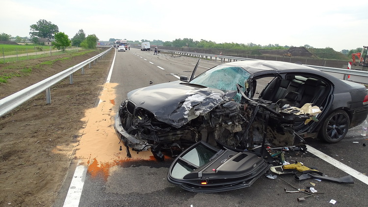 Abony, 2020. május 19.
Összetört személygépkocsi, miután kisteherautóval ütközött az M4-es autóút Abonyt elkerülő szakaszán 2020. május 19-én. A két autó vezetője súlyosan megsérült.
MTI/Donka Ferenc