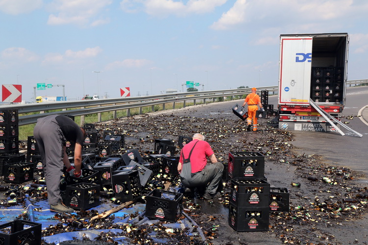 Miskolc, 2020. május 18.
Egy teherautóról az úttestre esett és összetört sörösüvegeket takarítják el az M30-as autópálya lehajtóján Miskolc határában 2020. május 18-án. A kanyarban a teherautó rakományának egy része az úttestre borult.
MTI/Vajda János