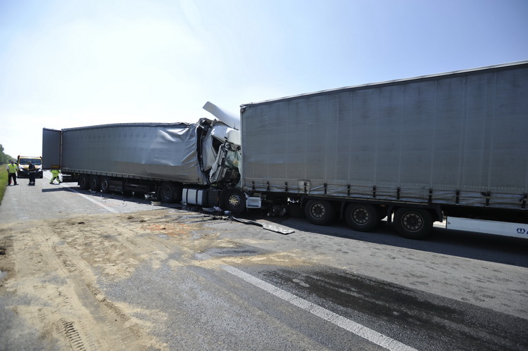 Inárcs, 2020. május 18.
Rendőri helyszínelés az M5-ös autópálya Budapest felé vezető oldalán, Inárcs közelében, ahol összeütközött két kamion 2020. május 18-án. A balesetben az egyik teherautó vezetője életét vesztette.
MTI/Mihádák Zoltán