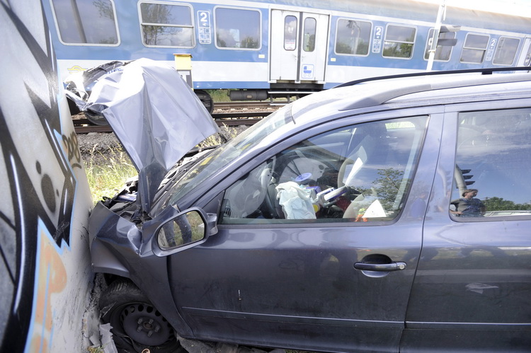 Budapest, 2020. május 24.
Összetört személyautó 2020. május 24-én a XXII. kerületi Kolozsvári utcánál, ahol két autó összeütközött. A járműben egy család utazott, a férfi vezette az autót, felesége hátul ült, ölében tartotta egyéves gyermeküket, aki a balesetben meghalt. A másik autó az elsődleges információk szerint a piros jelzésen hajtott át, vezetője könnyű sérüléseket szenvedett.
MTI/Mihádák Zoltán