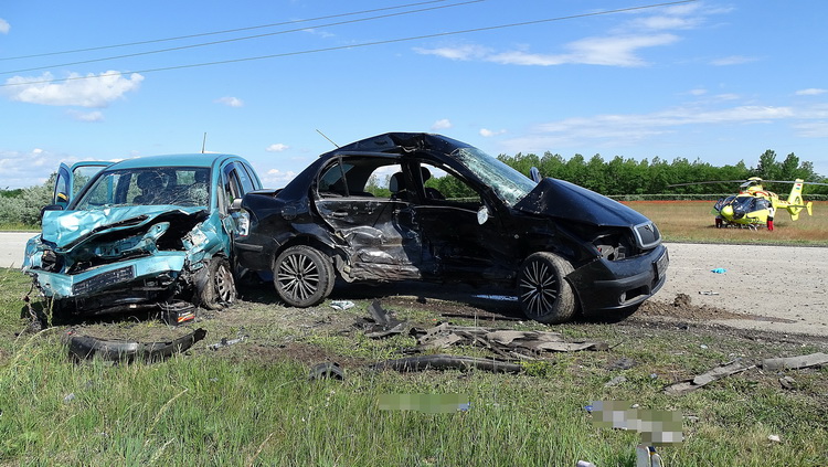 Tiszakécske, 2020. június 2.
Összetört személygépkocsik, miután összeütköztek a Bács-Kiskun megyei Tiszakécske közelében 2020. június 2-án. A balesetben az egyik autó vezetője életét vesztette.
MTI/Donka Ferenc