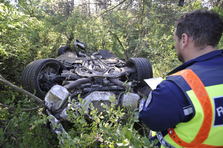 Budapest, 2020. június 3.
Összeroncsolódott személyautó mellett helyszínel egy rendőr az M3-as autópályát szegélyező fák között 2020. június 3-án. Az autó a sztráda 15-ös kilométerénél az út menti árokba hajtott, vezetője a helyszínen meghalt.
MTI/Mihádák Zoltán