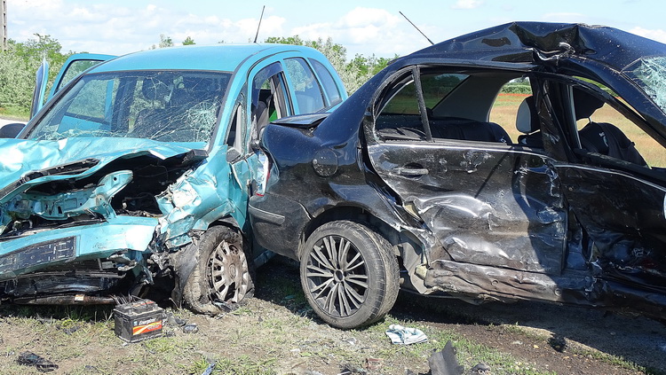 Tiszakécske, 2020. június 2.
Összetört személygépkocsik, miután összeütköztek a Bács-Kiskun megyei Tiszakécske közelében 2020. június 2-án. A balesetben az egyik autó vezetője életét vesztette.
MTI/Donka Ferenc